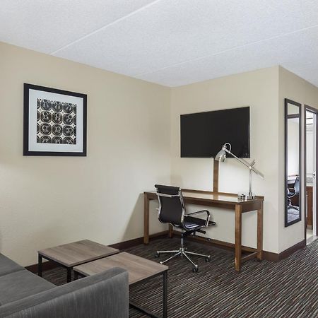 Four Points By Sheraton Milwaukee Airport Екстериор снимка