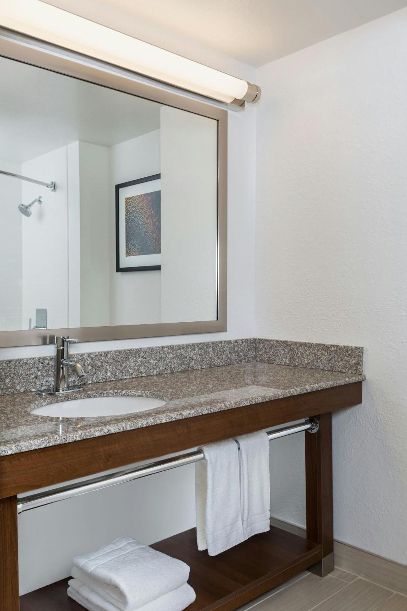 Four Points By Sheraton Milwaukee Airport Екстериор снимка